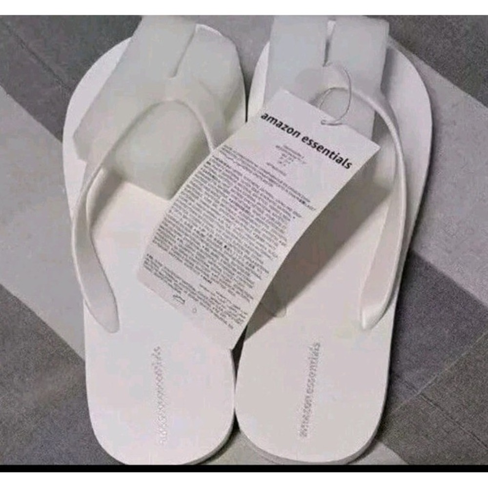 Amazon Essentials Kids Flip Flops Bright White Size 5 US Unisex Lightweight
